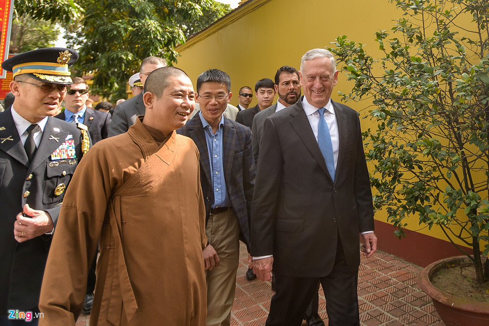 Bộ trưởng Quốc phòng Mỹ James Mattis đến thăm chùa Trấn Quốc